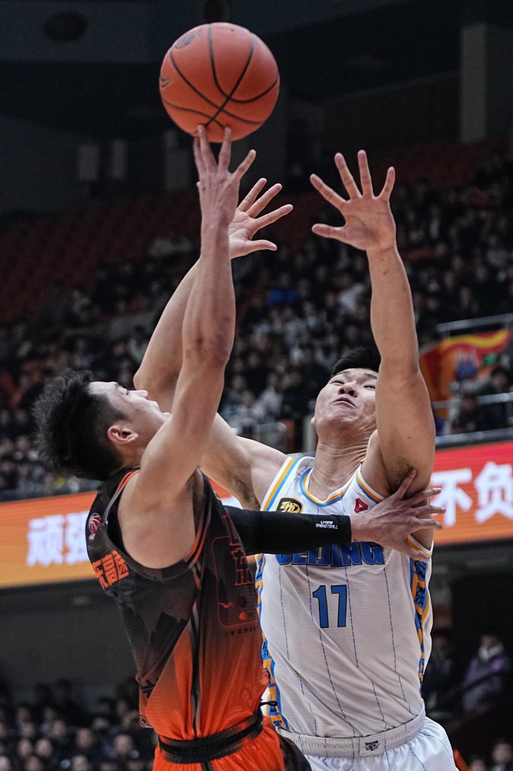 今晚CBA常规赛传出新动向；巴黎圣日耳曼篮板制胜；管理层表态：引发热议；心理建设被强调的简单介绍