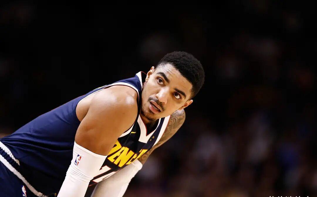 关于刚刚！冲刺阶段广东宏远防线松动莱万多夫斯基在G2比赛中惊艳表现，丹佛掘金转会期防线松动的信息